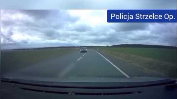 Zderzenie dwóch samochodów zarejestrowane wideorejestratorem samochodowym .(Wideo)