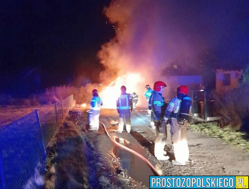 Doszczętnie spalił się bus stojący przed domem w Górkach koło Opola.(Zdjęcia)