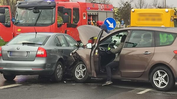 Zderzenie dwóch samochodów na Alei Witosa w Opolu.(Zdjęcia)