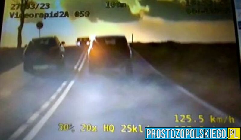 Niebezpieczna jazda w oku policyjnego videorejestratora 26-latki.(wideo)