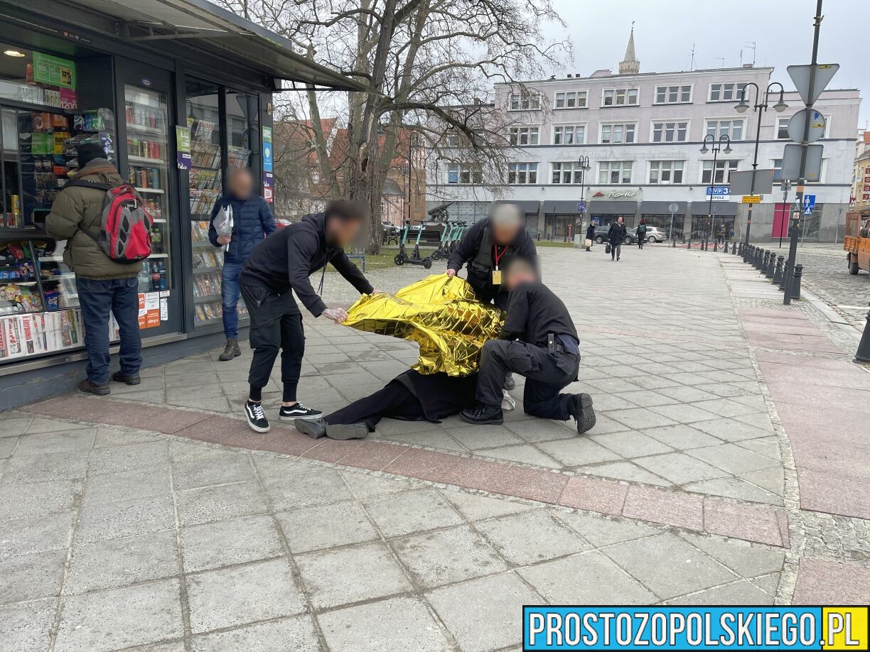 Seniorka przewrócił się na chodniku. Z pomocą przyszli pracownicy Poczty Polskiej. (Zdjęcia)