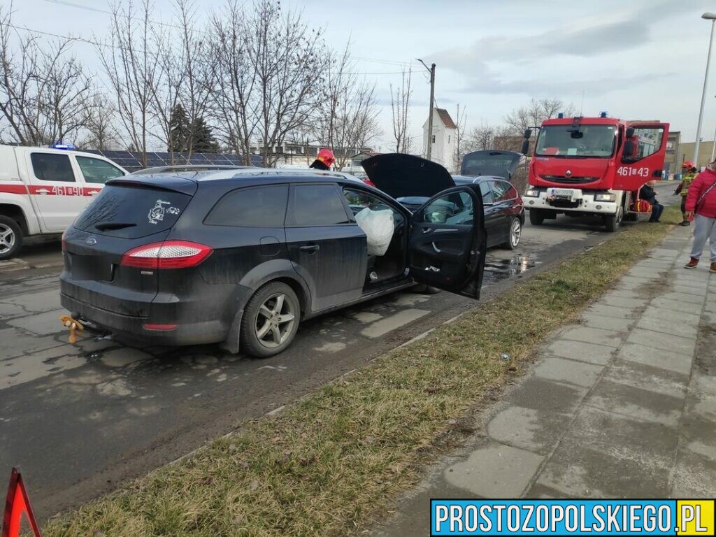 Czołowe zderzenie dwóch samochodów osobowych w Nysie.