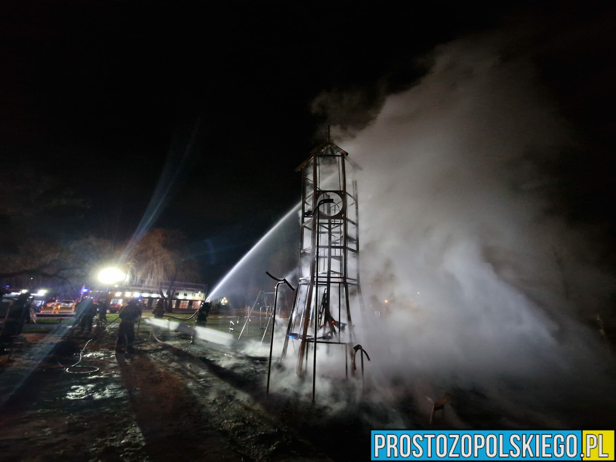 Ktoś podpalił nowy nieoddany plac zabaw przy Nysy Łużyckiej w Opolu.(Zdjęcia&Wideo)