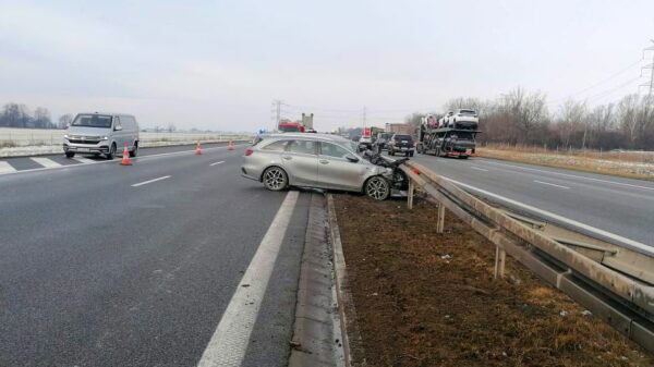 Zderzenie busa z osobówką na autostradzie A4.Sprawda dostał wysoki mandat i punkty karne.