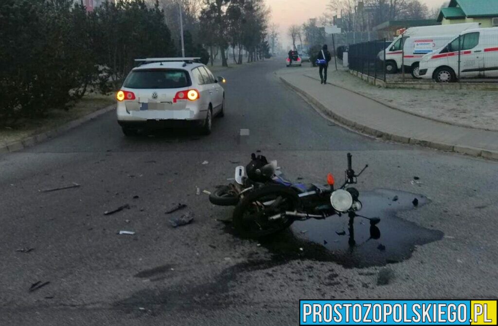 Wypadek Skarbimierz-Osiedle. Zderzenie osobówki ze skuterem.69-latek trafił do szpitala.(Zdjęcia)