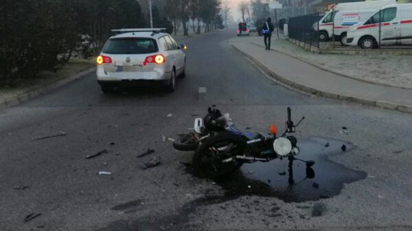 Wypadek Skarbimierz-Osiedle. Zderzenie osobówki ze skuterem.69-latek trafił do szpitala.(Zdjęcia)