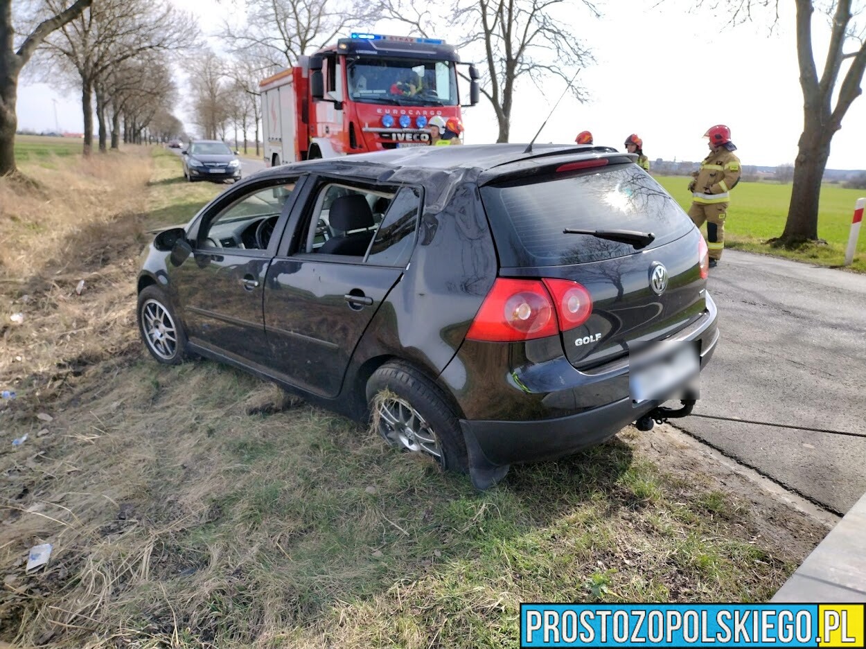 Wypadek samochodowy w Wilkowie koło Namysłowa. Kierowca zabrany do szpitala.(Zdjęcia)