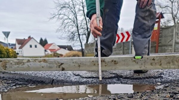 Po tym da się jeździć? Droga powiatowa pod Opolem przypomina trasę dla pojazdów terenowych.(Zdjęcia)