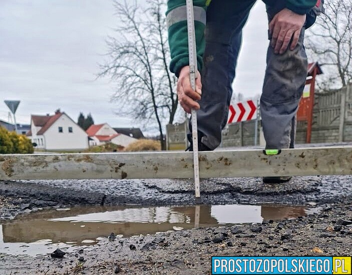 Po tym da się jeździć? Droga powiatowa pod Opolem przypomina trasę dla pojazdów terenowych.(Zdjęcia)