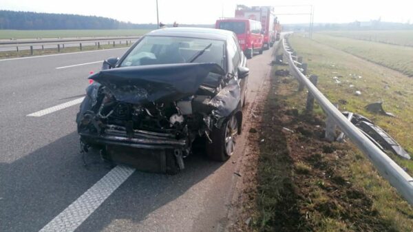 Wypadek na autostradzie A4. Samochód uderzył w bariery.(Zdjęcia)