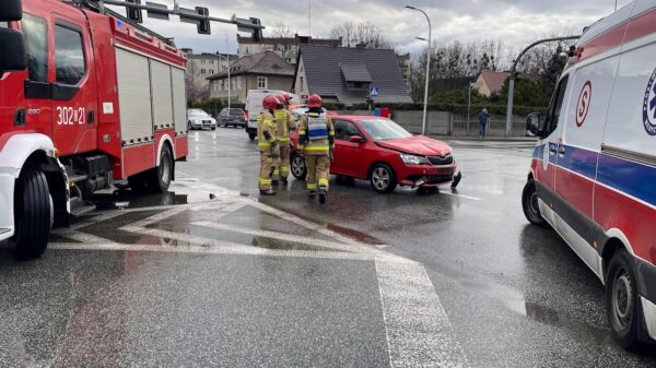 Zderzenie dwóch samochodów na skrzyżowaniu Hallera - Niemodlińska w Opolu.(Zdjęcia &Wideo)