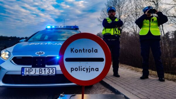 47-latek pędził przez miasto z prędkością 107 km/h. Policjantom tłumaczył, że spieszy się z córką do szkoły.