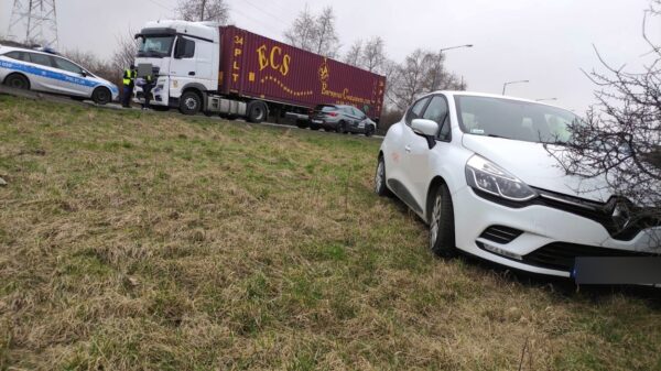 Zderzenie ciężarówki z osobówką na obwodnicy Opola.