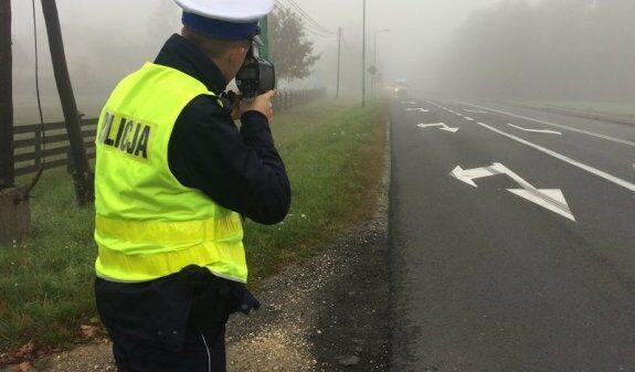 Dwaj młodzi kierowcy jechali zbyt szybko -Teraz muszą się liczyć z surowymi karami.