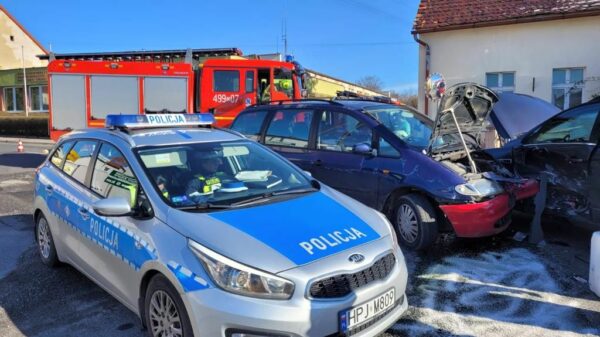 Zderzenie dwóch osobówek w Leśnicy.(Zdjęcia)