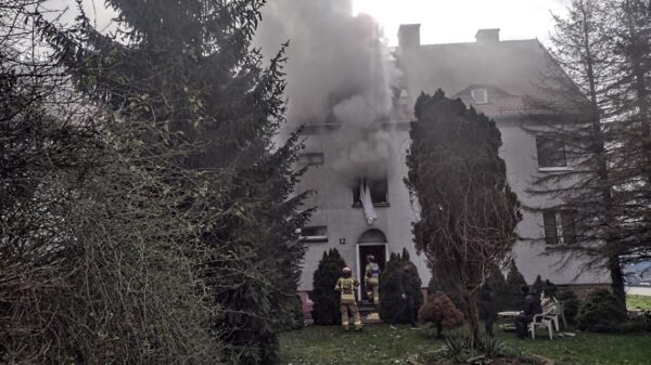 Eksmitowany 74-latek doprowadził do wybuchu w mieszkaniu w Brzegu. Wśród poszkodowanych policjanci i komornik.(Zdjęcia)