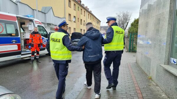 Kierujący Pasatem staranował drzewo i latarnie w Kędzierzynie Koźlu. Mężczyzna powiedział policjantom ze wypił tylko 4 piwa.