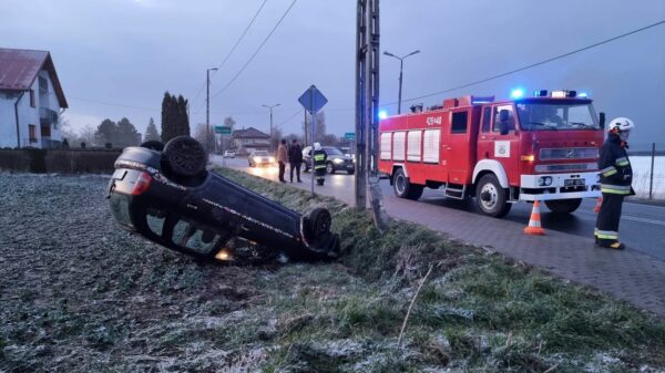 Kierowca opla uderzył w słup energetyczny i dachował w polu. Trwają poszukiwania kierowcy.