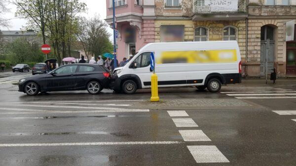 Bus zderzył się z bmw w centrum Opola.(Zdjecia&Wideo)