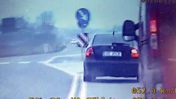 58-latek pędził skodą blisko 200km/h. Policjanci ukarali kierowcę mandatem 4000zł i 30pk.(Wideo)