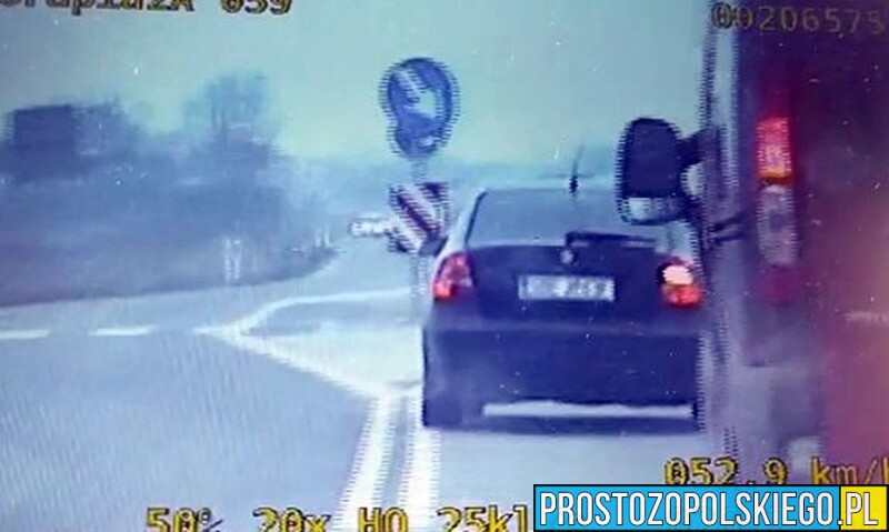 58-latek pędził skodą blisko 200km/h. Policjanci ukarali kierowcę mandatem 4000zł i 30pk.(Wideo)