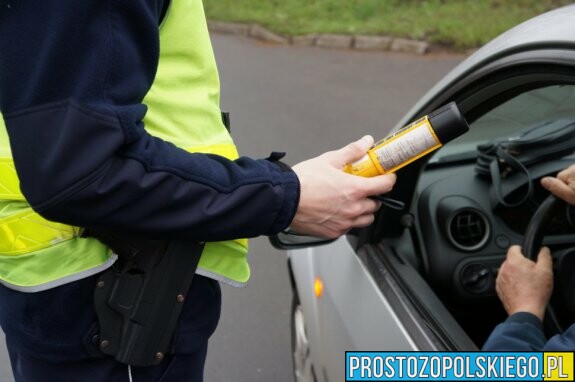 19-latek dokonał kradzieży paliwa na stacji w Byczynie. Mężczyzna był nietrzeźwy i nie posiadał uprawnień do kierowania.