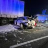 Wypadek na autostradzie A4.  Osobówka wjechała na samochód obsługi  autostrady, a następnie w naczepę tira.