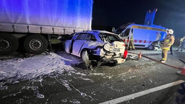 Wypadek na autostradzie A4.  Osobówka wjechała na samochód obsługi  autostrady, a następnie w naczepę tira.