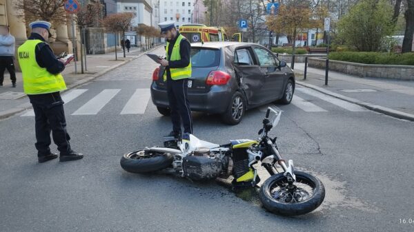 Zderzenie motocyklisty z samochodem na skrzyżowaniu w Opolu.(Zdjęcia)