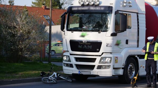 Ciężarówka potrąciła 16-latkę w Kędzierzynie Koźlu. Na miejscu lądował LPR.(Zdjęcia)
