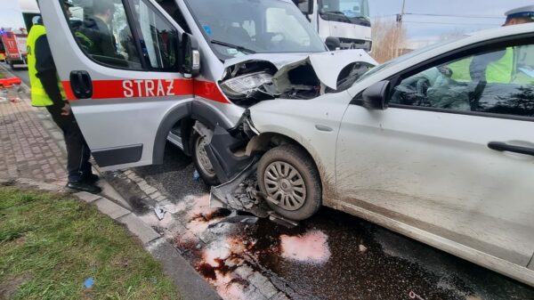 wypadek straży, wypadek samochodu straży, straż wypadek, opolskie wypadek straży, wóz straży rozbity, zderzenie z samochodem straży, Wypadek samochodu strażackiego z osobowym w miejscowości Schodnia.