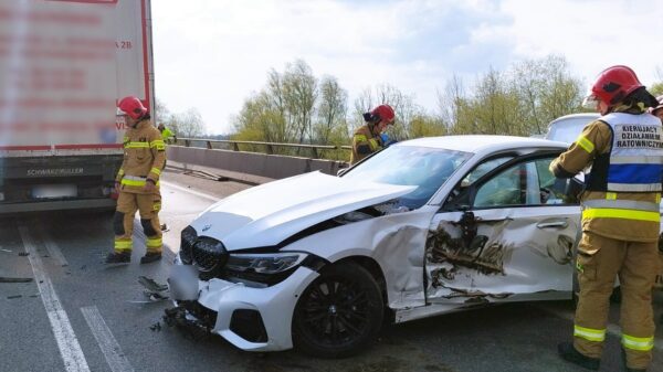 Wypadek na obwodnicy Opola. Doszło do zderzenia bmw z ciężarówką. Jedna osoba została poszkodowana.