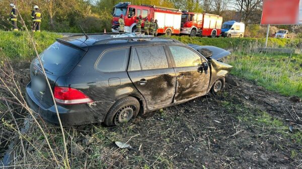 Dachowanie Volkswagen Golfa w Prószkowie. Kierowca odmówił badania na zawartość alkoholu i środków odurzających.