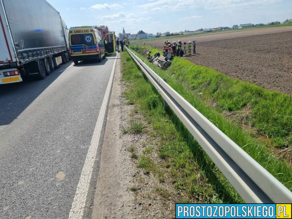 Samochód wpadł do rowu na DW 414, między Górkami, a Chrząszczycami. Na miejscu lądował LPR. (Zdjęcia&Wideo)