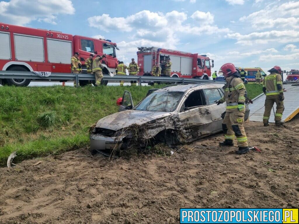 Samochód wpadł do rowu na DW 414, między Górkami, a Chrząszczycami. Na miejscu lądował LPR. (Zdjęcia&Wideo)