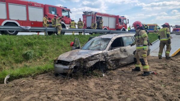 Samochód wpadł do rowu na DW 414, między Górkami, a Chrząszczycami. Na miejscu lądował LPR. (Zdjęcia&Wideo)