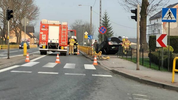 Dachowanie auta na skrzyżowaniu na DK94 w Izbicku.