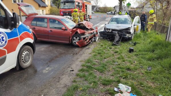 Zderzenie czołowe dwóch volkswagenów w Bierawie. Sprawca był pijany.(Zdjęcia)