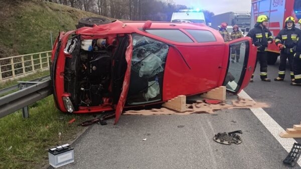 Dwie osoby poszkodowane w wypadku na A4. Są utrudnienia w ruchu.