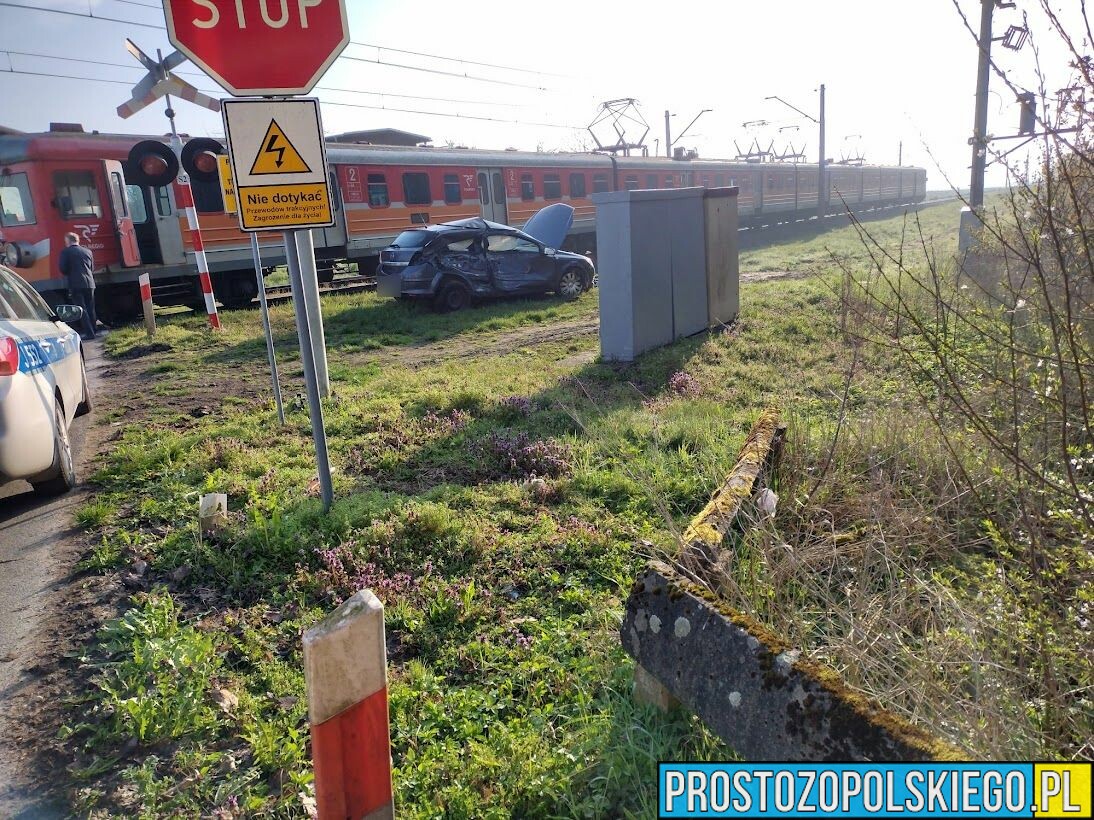 Kobieta kierująca oplem spieszyła się do pracy i wjechał na przejeździe kolejowym pod pociąg.