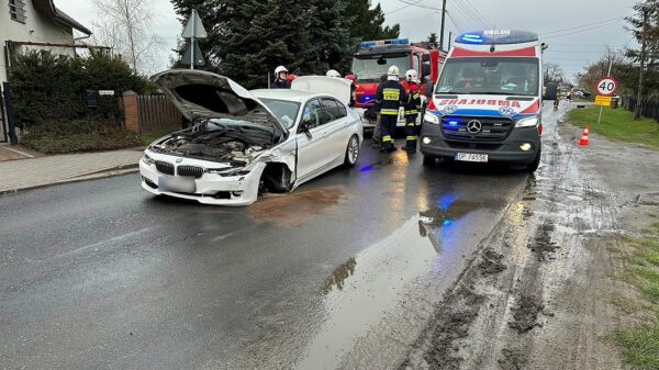 Zderzenie bmw i audi w Komprachcicach koło Opola. Auto z systemu e-call powiadomiło służby.