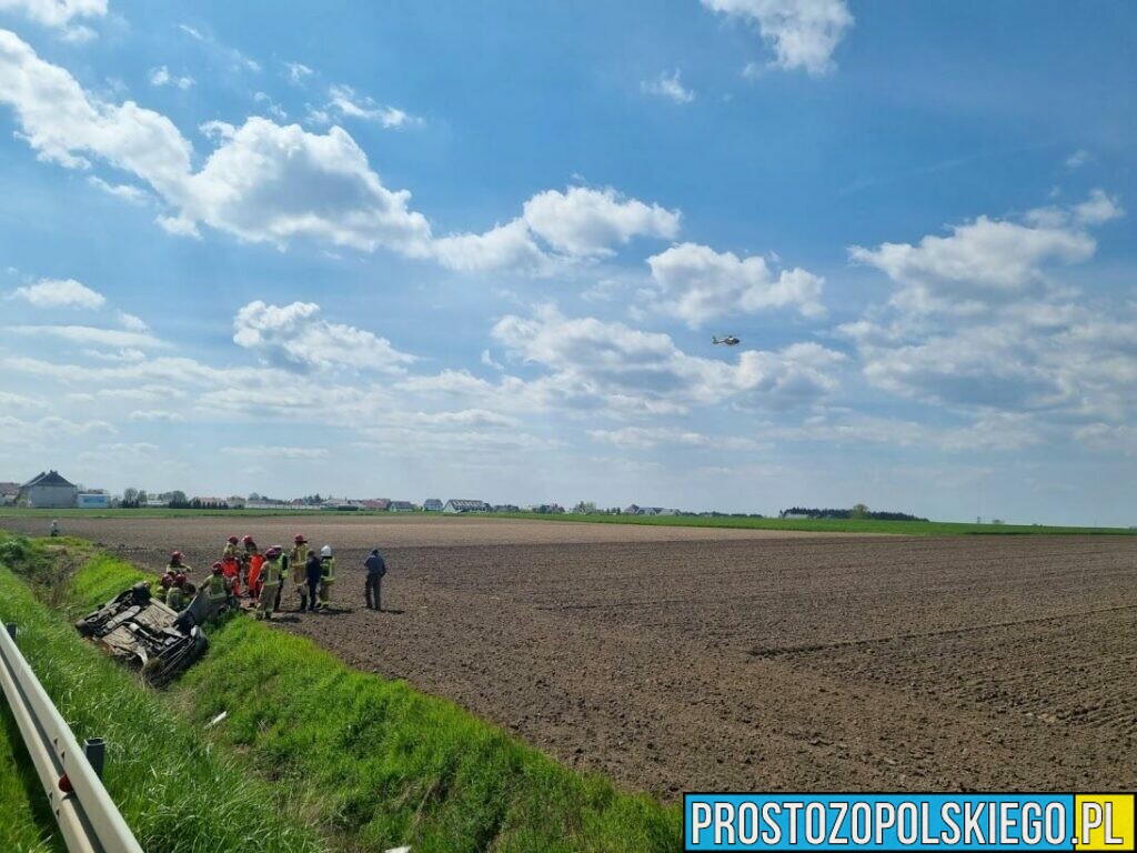 Samochód wpadł do rowu na DW 414, między Górkami, a Chrząszczycami. Na miejscu lądował LPR. (Zdjęcia&Wideo)