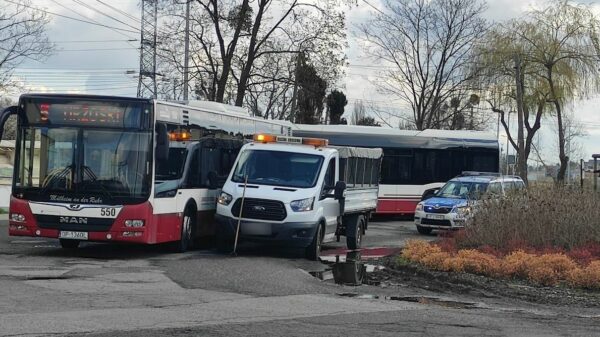 Zderzeni autobusu MZK z samochodem służby drogowej w Opolu.(Zdjęcia)