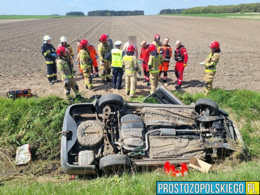 Samochód wpadł do rowu na DW 414, między Górkami, a Chrząszczycami. Na miejscu lądował LPR. (Zdjęcia)