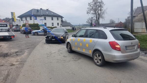 Zderzenie skody z bmw w miejscowości Daniec.(Wideo z kamerki samochodowej)
