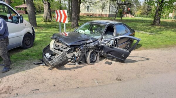 Czołowe zderzenie dwóch samochodów w Zdziechowicach w powiecie oleskim.(Zdjęcia)