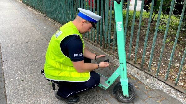 Wiosną na naszych drogach pojawia się wiele osób, które jeżdżą na rolkach, wrotkach czy też deskorolkach.