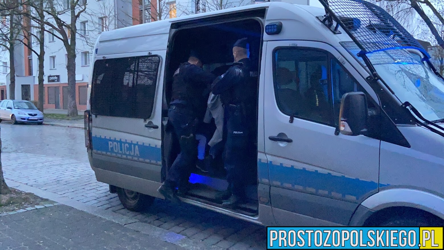 Policjant po służbie zatrzymał sprawcę kradzieży alkoholu w sklepie.