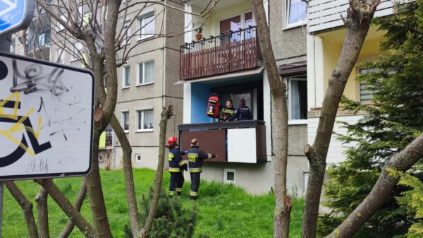 Strażacy dostali zgłoszenie o pożarze mieszkania w bloku.(Zdjęcia&Wideo)