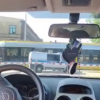 Policyjny radiowóz wjechał na przejazd kolejowy w Tułowicach, gdy zamykały się rogatki.(Wideo)